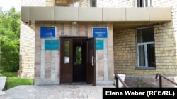 Вход в здание суда в Караганде