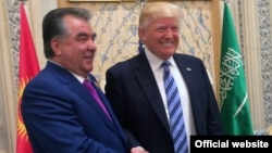 Эмомалӣ Раҳмон, раиси ҷумҳури Тоҷикистон, бо ҳамтои амрикоии худ Доналд Трамп. Риёз, 21-уми майи соли 2017