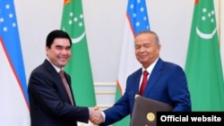 Өзбек президенти Ислам Каримов менен түркмөн президенти Гурбангулы Бердимухаммедов