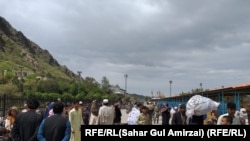 ارشیف، تورخم کې یو شمېر افغانان