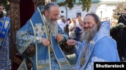 Mitropolitul Onufri al Bisericii Ortodoxe Ucrainene (stânga) și starețul Pavel al Lavrei Pecerska din Kiev