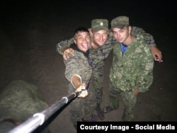 Групове селфі російських військових (фото зроблено, за версією волонтерів, в полігоні в Ростовській області. Пізніше ці солдати були помічені в Краснодоні (Луганська область України)