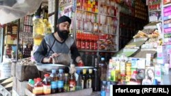 سیک ها و هندوی افغانستان در شهر های مختلف از جمله در کابل٬ جلال آباد٬ غزنی و قندهار فعالیت های گسترده تجارتی داشتند که این همه فعالیت ها در نتیجه خشونت ها و تهدیدات برهم خورده است