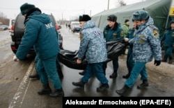 Рятувальники несуть тіло вбитої людини на пункті пропуску «Оленівка», 21 січня 2018 року