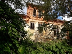 Покинута нині садиба на острові Бююкада (Прінкіпо) в Мармуровому морі під Стамбулом у Туреччині, де Лев Троцький жив у 1929–1932 роках після вигнання з СРСР