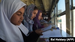 تعدادی از دختران در حال مطالعه کتاب