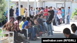 Döwlet migrasiýa gullugynyň agzyndaky nobat. Türkmenabat (Arhiw suraty)