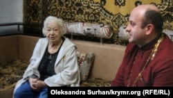 Пані Теодозія провідує священик, вони знайомі ще з часів Помаранчевої революції. Отець Ярослав Гонтар згадує, як жінка кричала на мітингу: «Комуністи, я вас не боюся»