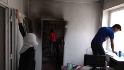 «3-каналдын» кызматкерлери өрттөлгөн кеңсени тазалап жатышат.