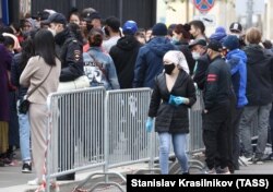 Мигранты из Кыргызстана у здания Посольства КР в РФ, архивное фото.