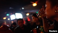 Svaki treći ispitanik Praga suočio se sa neželjenim sipanjem droge u piće pokazali su podaci koje su prikupili iz Beat Sexism organizacije u saradnji sa policijom i vladom