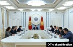 Экс-президент Сооронбай Жээнбеков проводит заседание Совбеза, 31 марта 2020 г.