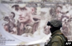 Російський солдат біля військової бази у селі Перевальне. Крим, квітень 2014 року