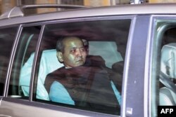 Сүрөттө: Аблязов сотко келатат, 17-октябрь, 2014