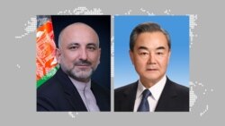 وانگ یی (راست) وزیر خارحه جین با محمد حنیف اتمر سرپرست وزارت خارجه افغانستان