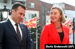 Vašington i Brisel su delovali sinhronizovano u slučaju imena Makedonije (Foto: premijer Makedonije Zoran Zaev i šefica EU diplomatije Federika Mogerini)