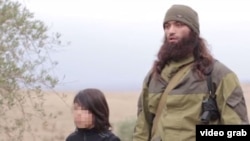 Солдо: эки эркекти атып салган өспүрүм согушкер; оңдо: өлтүрүүнү жетектеген согушкер. “ИМ” экстремисттик тобунун тасмасынан алынды.