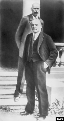 Владимир Ленин менен Максим Горький. 1920.