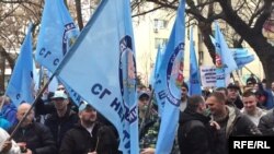 Deo policajaca protestovao u Novom Sadu upozoravajući državu da su im glave u torbi