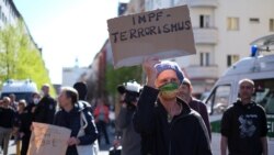 Manifestație la Berlin. Protestatar cu un afiș pe care scrie „Terorismul vaccinării"