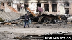 Ілюстраційне фото. Знищений російський танк у звільненому українськими військовими місті Тростянці Сумської області, 28 березня 2022