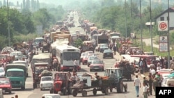 Konvoj izbeglih tokom akcije "Oluja" na ulazu u Banjuluku, 7. avgust 1995.