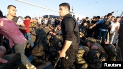 Босфордогу көпүрөдө багынып берген жоокерлер. Стамбул, 16-июль, 2016-жыл