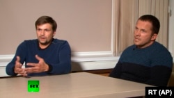 Фрагмент интервью RT "Руслана Боширова" (слева) и "Александра Петрова", 13 сентября 2018 года.