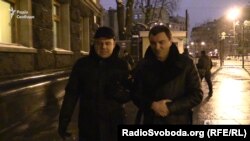 Народний депутат Андрій Іванчук на запитання журналіста переважно мовчить