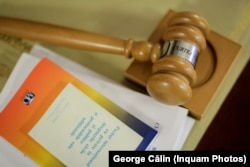 Multe decizii ale Curții Constituționale au amendat articole din codul penal și de procedura penală, fără a fi tratate ulterior de excutiv sau legislativ.