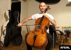 Шведський віолончеліст Якоб Кораний виконує в альбомі «Елегію» Миколи Лисенка