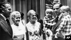 Жо Байден эки уулун көтөрүп турат, 1972-жыл.