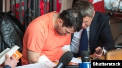 Відсторонений від обов’язків керівника Державної фіскальної служби Роман Насіров (ліворуч) під час судового засідання. Київ, 6 березня 2017 року