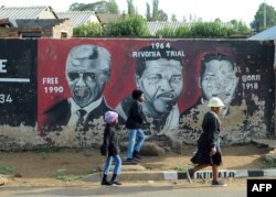 Улица в Соуэто, одном из главных черных пригородов Йоханнесбурга, с высочайшим уровнем бедности и безработицы. Смертность среди африканского населения здесь в 4 раза превышает смертность среди белого населения Йоханнесбурга