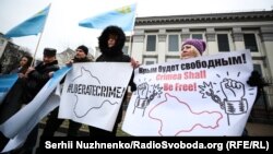 Qırımtatar resurs merkeziniñ faalleri Kıyivdeki Rusiye elçiliginiñ ögünde narazılıq aktsiyasını keçire. Ukrayina, 2019 senesi dekabrniñ 5-i