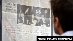 Sa izložbe priređene povodom dvije decenije od Dejtonskog sporazuma u Univerzitetskoj biblioteci u Sarajevu, novembar, 2015.