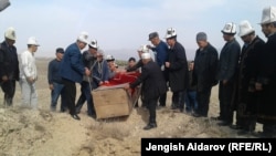 Баткенде мумия көмүлүп жаткан учур. 14-октябрь, 2017-жыл.