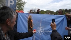 Paljenje zastave tokom anti-NATO protesta, Cetinje