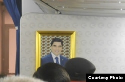 Türkmenistanyň prezidenti Gurbanguly Berdimuhamedowyň "Türkmenhowaýollarynuň" bir uçaryndaky portreti