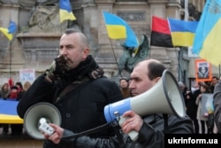 Оперний співак Василь Сліпак (ліворуч) під час мітингу у столиці Франції проти агресії Росії. Париж, 28 лютого 2016 року