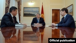 Сооронбай Жээнбеков, Алмазбек Атамбаев, Сапар Исаков.