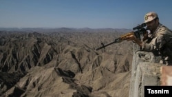 تصویر آرشیف: یک سرباز ایرانی در نزدیکی مرز با افغانستان. 