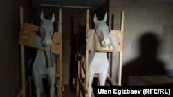 Музейдеги жыгач аттар. У.Эгизбаев тарткан сүрөт. 24.05.2018.