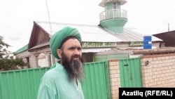 Гомәр, үзен хәлиф дип атый, йортта баш идарәче