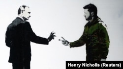 A mural by street artist Loretto depicts Ukraine's President Volodymyr Zelenskyy (right) and Russian President Vladimir Putin, in London in October 2022.