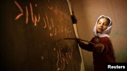 د نجونو د منځنیو ښوونځیو او لېسو له بندېدو وروسته یوشمېر ماشومانې کورنیو ښوونځیو ته ځي