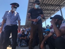 Полицейский возле человека, едва не потерявшего сознание, 3 июля 2020 года.