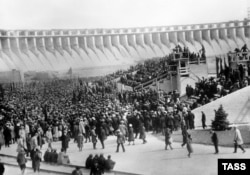 The Dnieper hydroelectric station is put into operation on October 10, 1932.