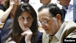 Міністр енергетики Греції та голова крайнього лівого флангу правлячої партії СІРІЗА Панайотіс Лафазаніс (праворуч) і спікер парламенту Зої Константинопулу перед засіданням парламентської групи правлячої партії СІРІЗА в Афінах, 15 липня 2015 року