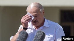 Александр Лукашенко Эгемендик аянтында сүйлөп жаткан учур, 16-август 2020-жыл.